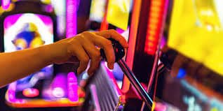glbet APP VIP Bonus Cashback Myanmar ကစားသမားများ မိုဘိုင်းဖုန်းဖြင့် Promotion ရယူနေသောမြင်ကွင်း